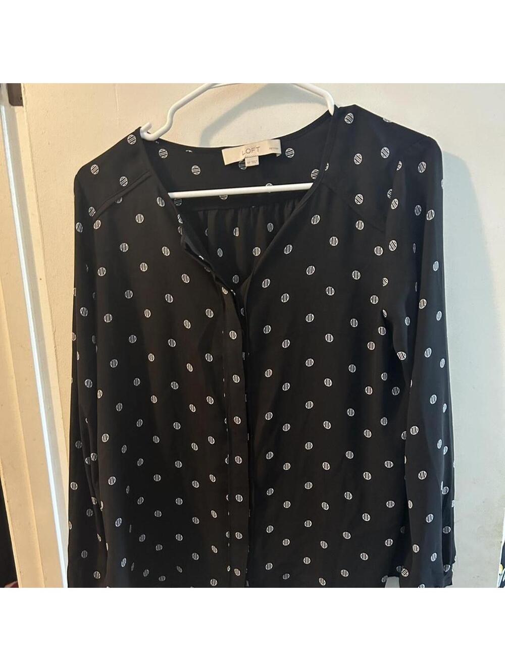 LOFT black & white polka dot blouse w/button-up front and long sleeves. Size: S